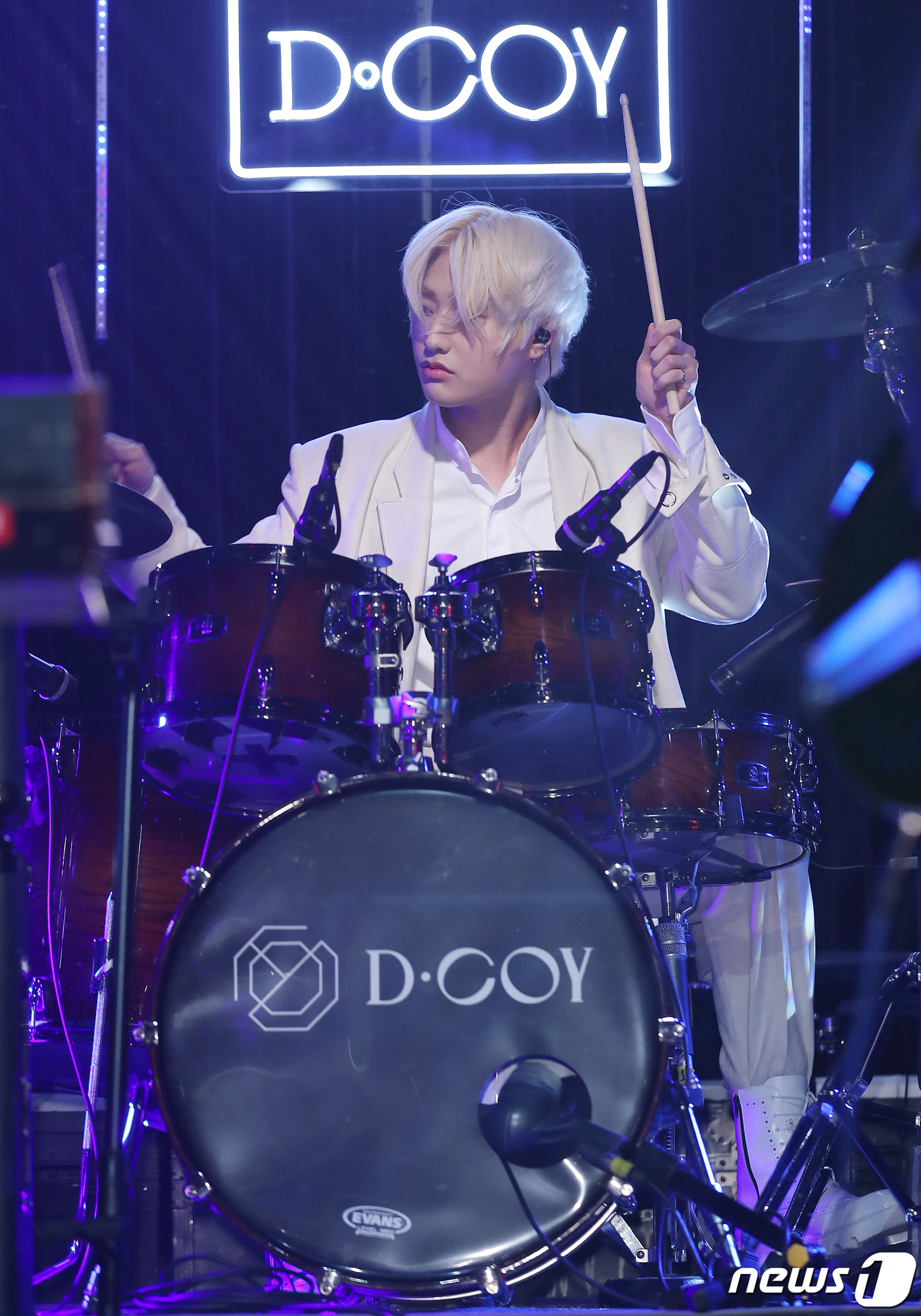 (서울=뉴스1) 김진환 기자 = 글로벌 아이돌 밴드 디코이(D.COY)의 도선이 19일 오후 서울 마포구 어울마당로 홍대 롤링홀에서 열린 데뷔 싱글 'COLOR MAGIC' 발매 …