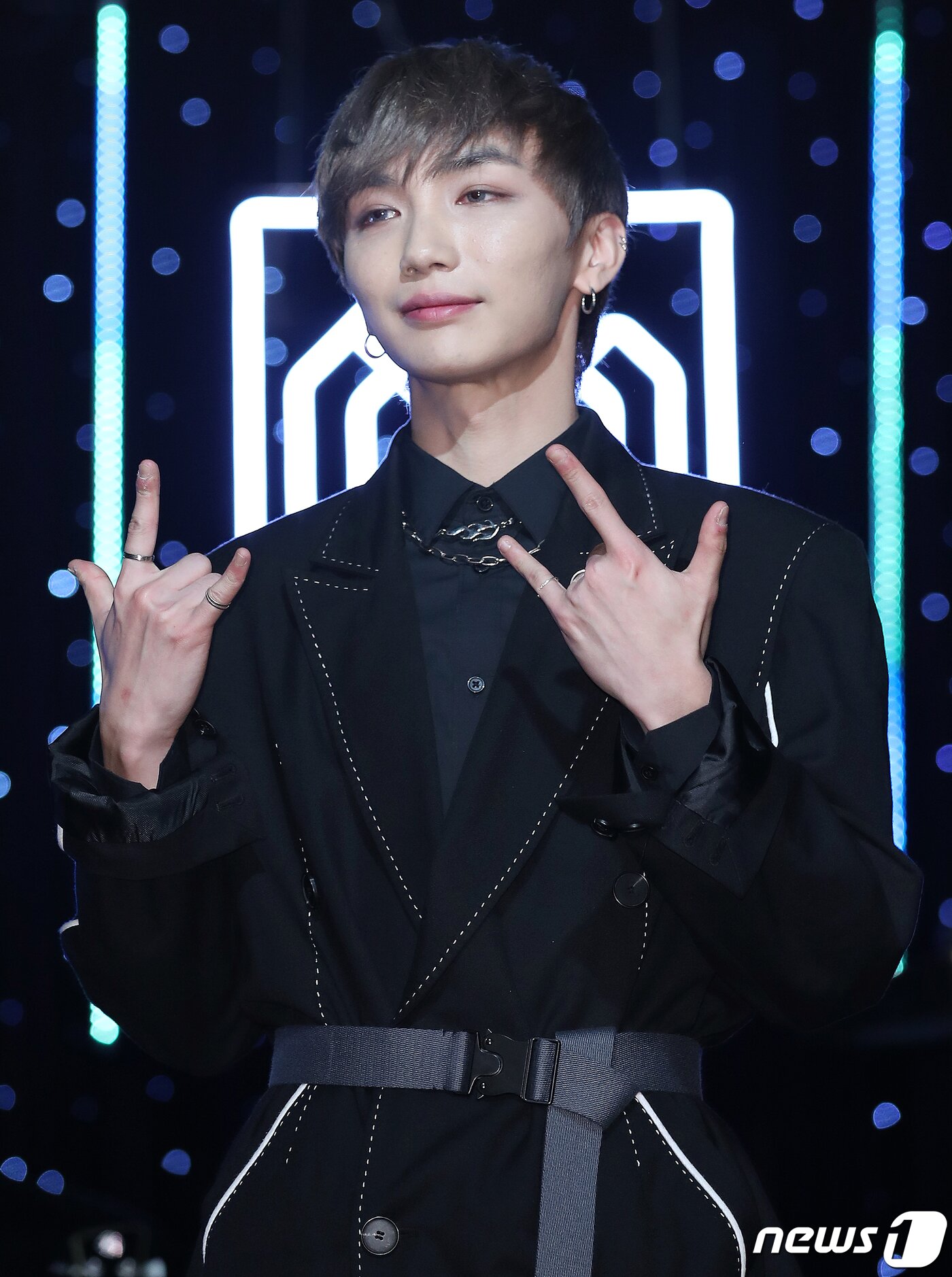 본문 이미지 - 글로벌 아이돌 밴드 디코이(D.COY)의 성우가 19일 오후 서울 마포구 어울마당로 홍대 롤링홀에서 열린 데뷔 싱글 'COLOR MAGIC' 발매 쇼케이스에서 포토타임을 갖고 있다. 2020.2.19/뉴스1 ⓒ News1 김진환 기자