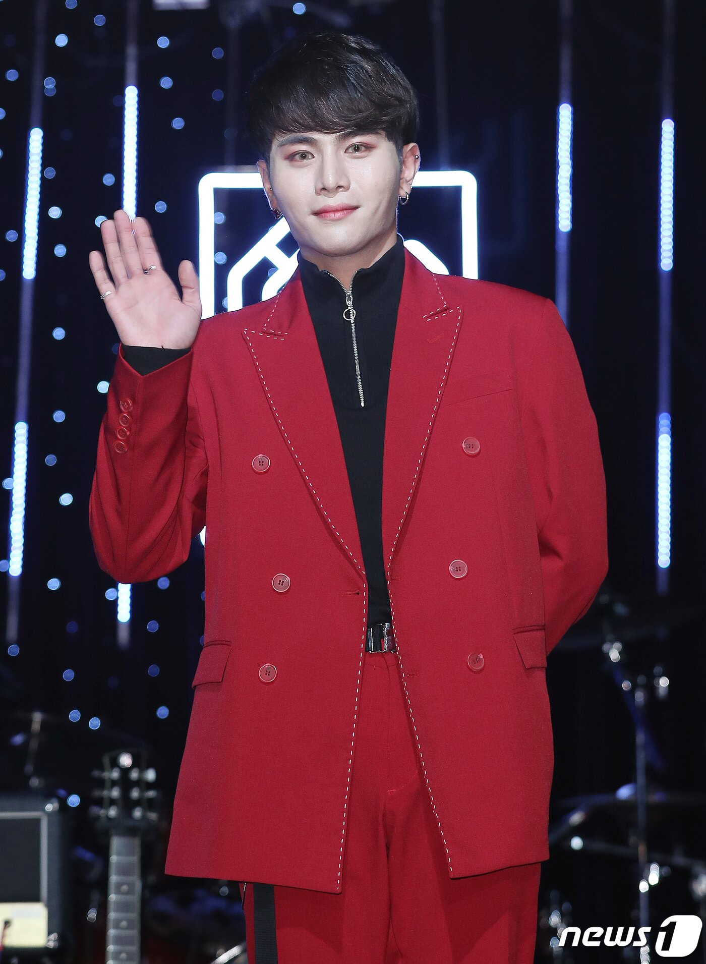 본문 이미지 - 글로벌 아이돌 밴드 디코이(D.COY)의 정민이 19일 오후 서울 마포구 어울마당로 홍대 롤링홀에서 열린 데뷔 싱글 'COLOR MAGIC' 발매 쇼케이스에서 포토타임을 갖고 있다. 2020.2.19/뉴스1 ⓒ News1 김진환 기자