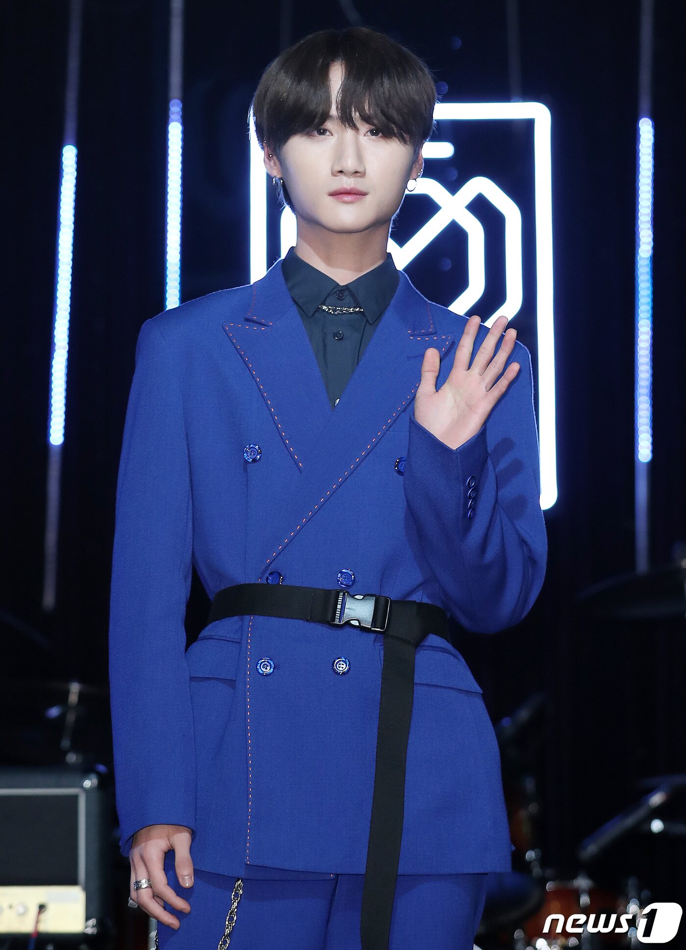 본문 이미지 - 글로벌 아이돌 밴드 디코이(D.COY)의 원신이 19일 오후 서울 마포구 어울마당로 홍대 롤링홀에서 열린 데뷔 싱글 'COLOR MAGIC' 발매 쇼케이스에서 포토타임을 갖고 있다. 2020.2.19/뉴스1 ⓒ News1 김진환 기자