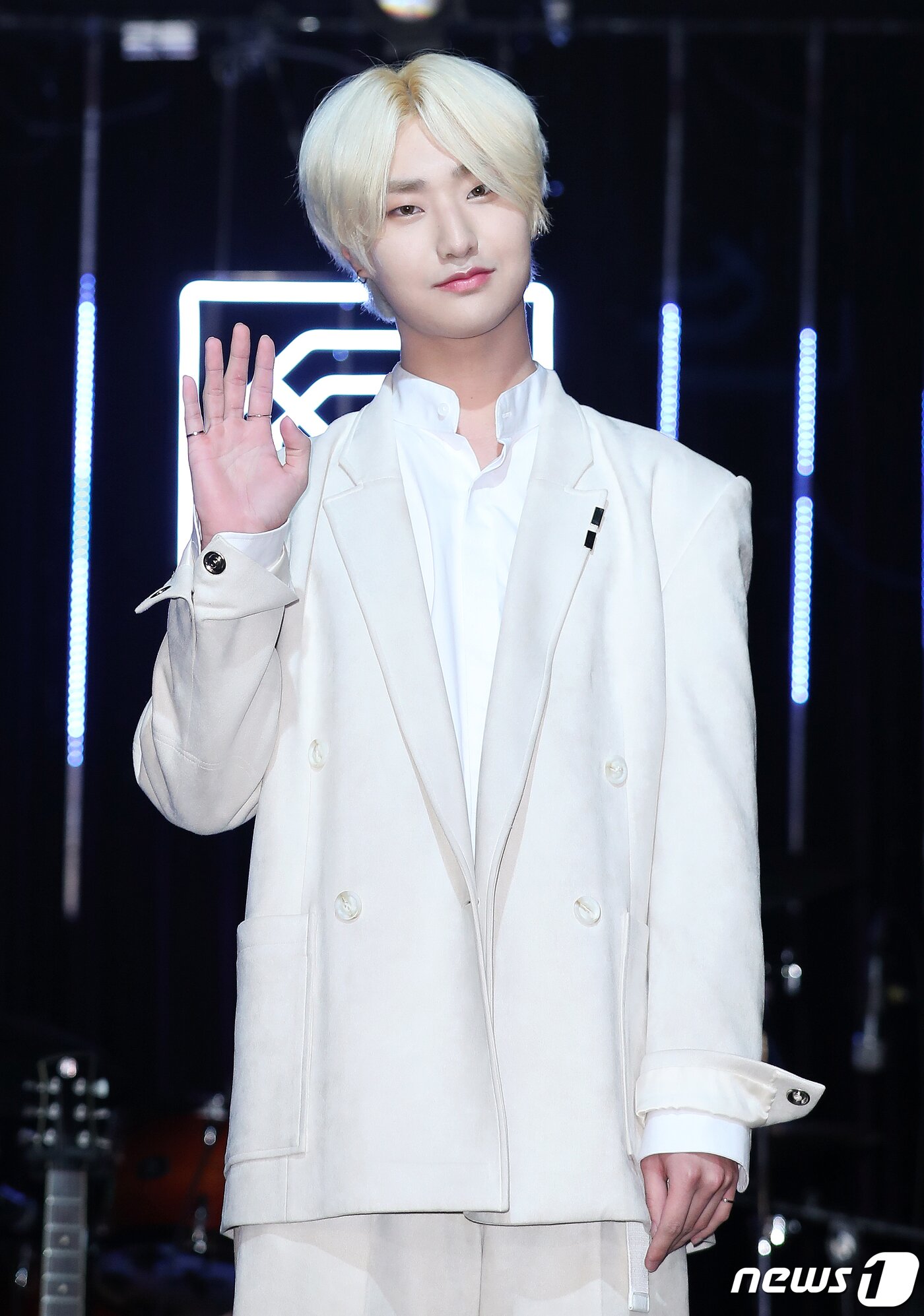 본문 이미지 - 글로벌 아이돌 밴드 디코이(D.COY)의 도선이 19일 오후 서울 마포구 어울마당로 홍대 롤링홀에서 열린 데뷔 싱글 'COLOR MAGIC' 발매 쇼케이스에서 포토타임을 갖고 있다. 2020.2.19/뉴스1 ⓒ News1 김진환 기자