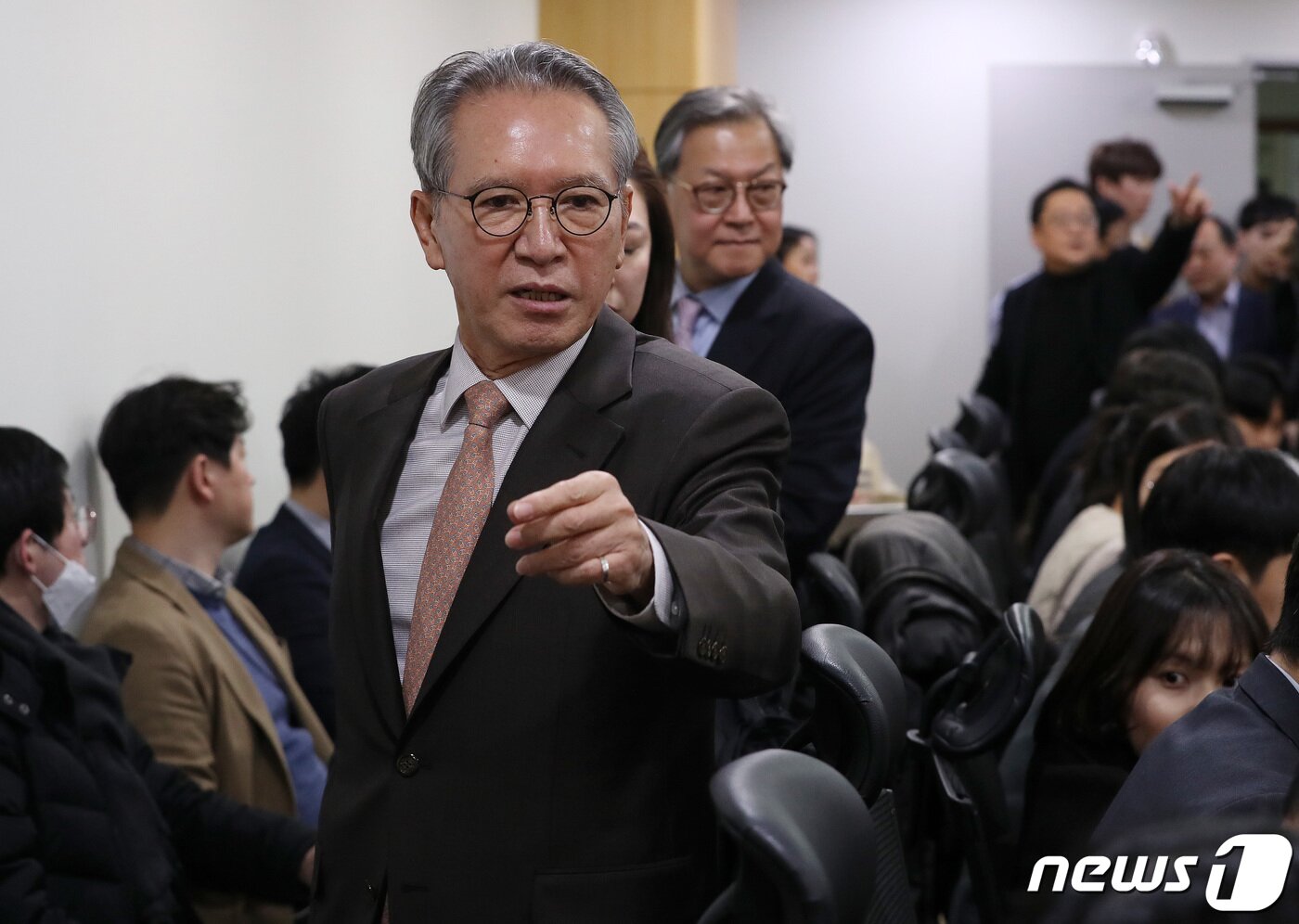본문 이미지 - 김형오 미래통합당 공천관리위원장이 19일 오후 서울 여의도 국회 의원회관에서 기자간담회를 갖고 공천 결과를 발표하기 위해 간담회장에 들어서고 있다. 2020.2.19/뉴스1 ⓒ News1 박세연 기자