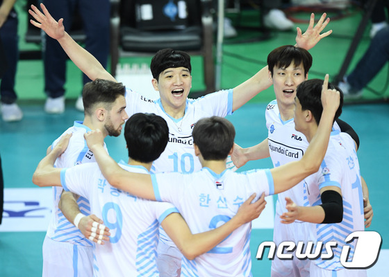 대한항공 선수들이 19일 인천 계양체육관에서 열린 한국전력과의 경기에서 득점을 성공한 뒤 기뻐하고 있다. (한국배구연맹 제공) © 뉴스1