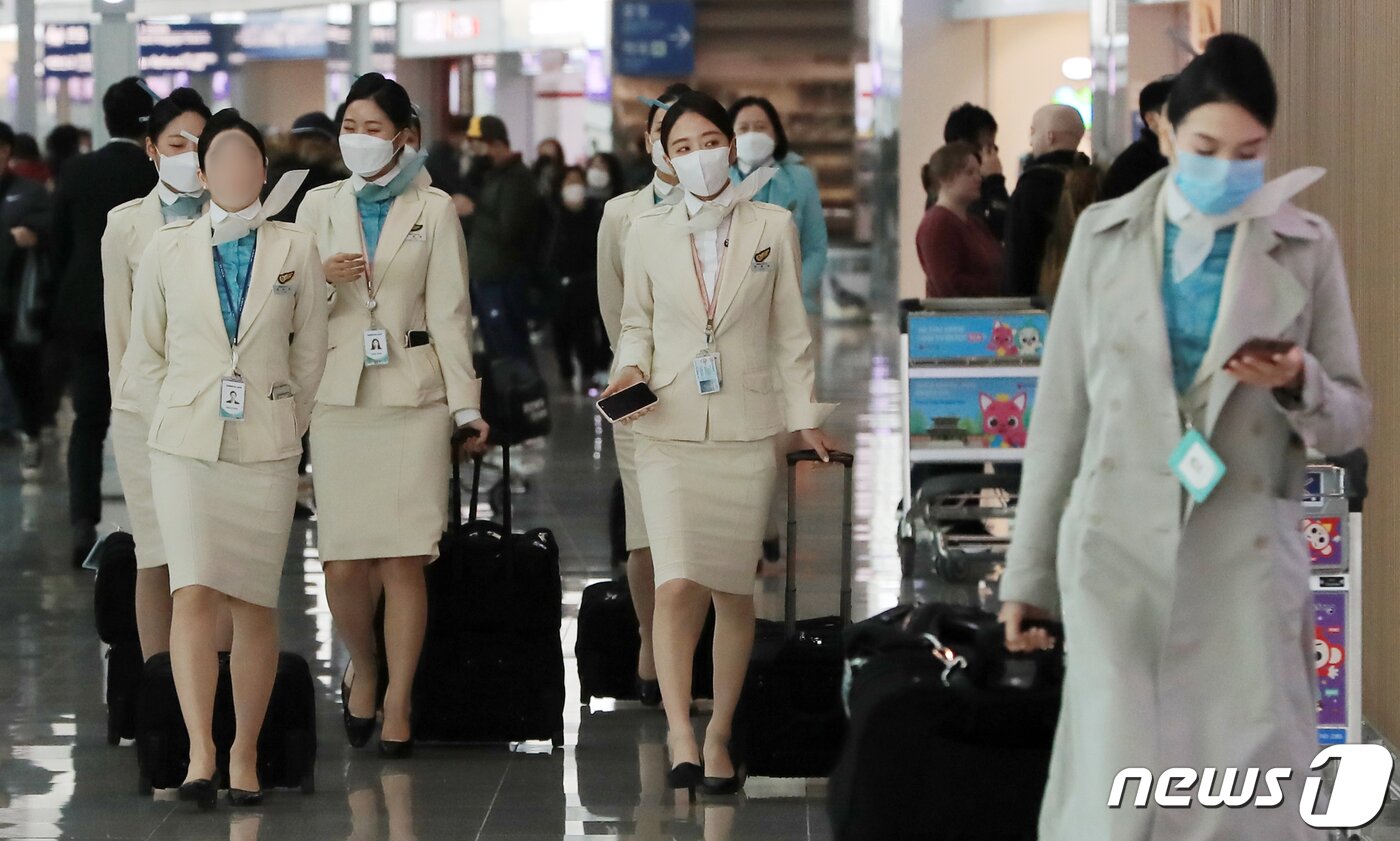 본문 이미지 - 코로나19(COVID-19) 확산이 이어지는 가운데 2일 인천국제공항에서 항공 승무원들이 마스크를 쓰고 이동하고 있다. 2020.2.2/뉴스1 ⓒ News1 구윤성 기자