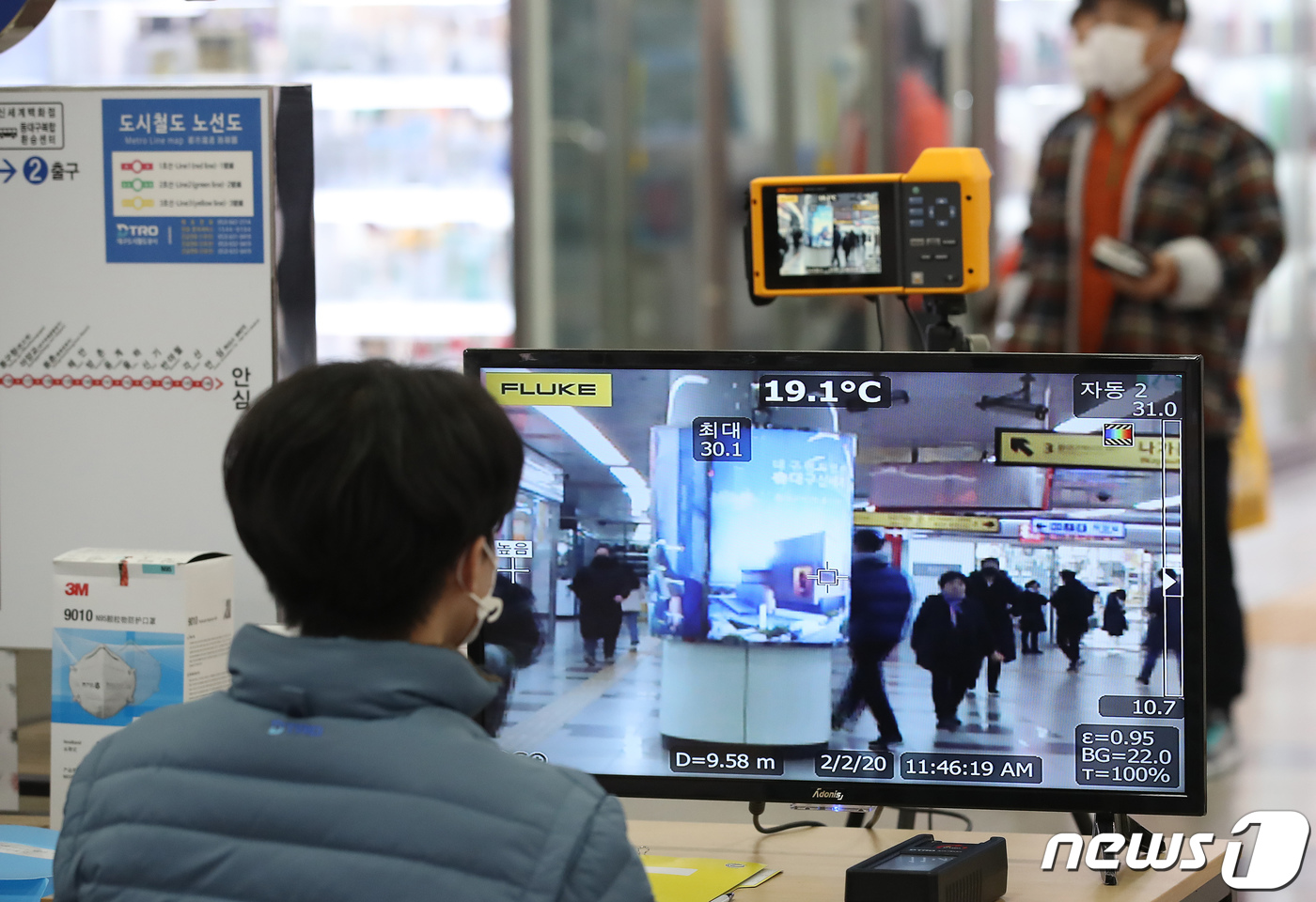 (대구=뉴스1) 공정식 기자 = '신종 코로나바이러스 감염증(우한 폐렴)'이 확산하는 가운데 2일 대구지하철 1호선 동대구역에서 도시철도 관계자가 열화상 카메라를 모니터링하고 있다 …