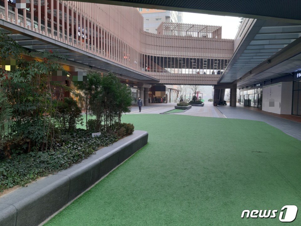 본문 이미지 - 수원지역 내 주말이면 많은 인파가 몰리는 곳 중 하나인 복합쇼핑단지. 하지만 이날만큼은 분위기가 달랐다.ⓒ 뉴스1 이윤희 기자