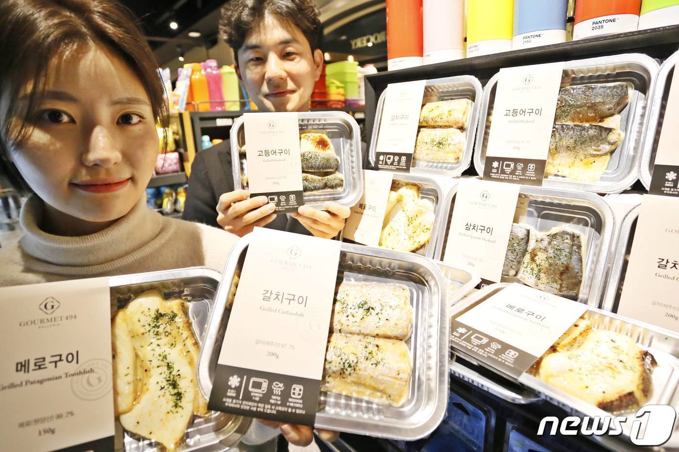 본문 이미지 - 갤러리아 프리미엄 식품 브랜드 고메이494(GOURMET 494)는 별도의 손질 없이 전자레인지 등으로 간편하게 조리할 수 있는 ‘고메이494 생선구이 HMR(가정간편식)’을 출시했다. 2020.2.20/뉴스1