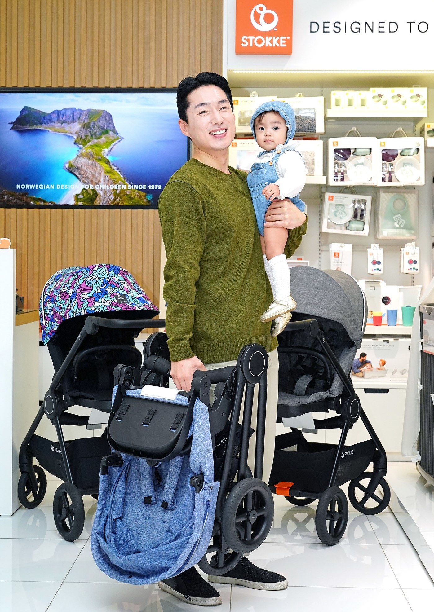 (서울=뉴스1) 김수정 = 모델이 20일 현대백화점 판교점 스토케 매장에서 스토케 신제품 비트 블루멜란지, 블랙멜란지, 리미티드 에디션 제품과 함께 포즈를 취하고 있다.(스토케 제 …