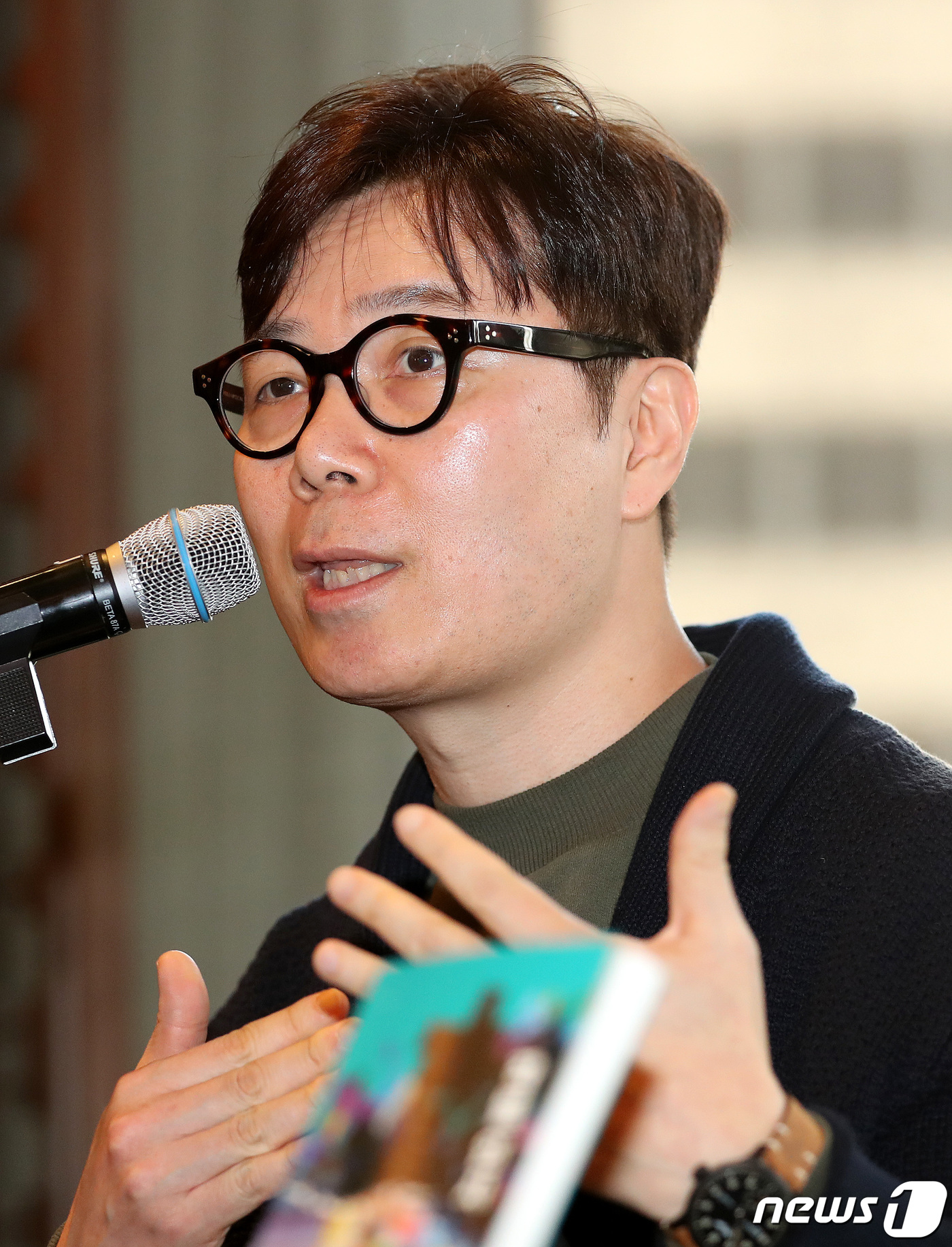 (서울=뉴스1) 박지혜 기자 = 소설가 김영하가 20일 서울 중구 웨스틴조선호텔에서 열린 작별인사 출판간담회에서 취재진의 질문에 답하고 있다.월 정액 독서앱 밀리의 서재는 김영하 …