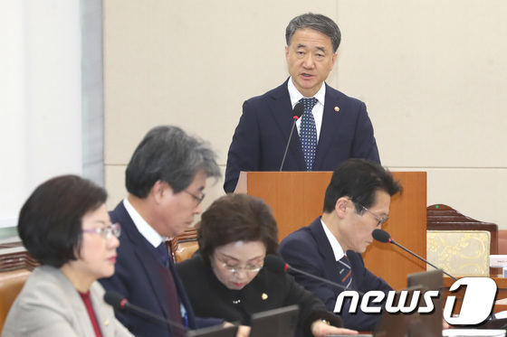국회 보건북지위 전체회의 참석한 박능후 장관