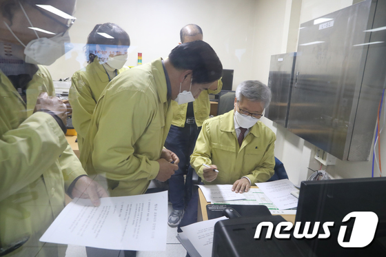 코로나19 브리핑 자료 검토하는 청도군청 공무원들