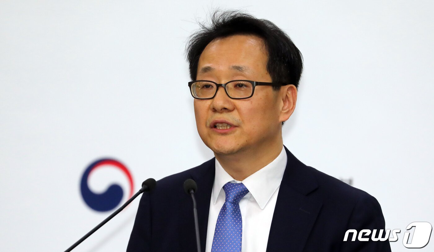 본문 이미지 - 김흥진 국토교통부 주택정책관이 20일 정부세종청사 국토부 기자실에서 주거정책심의위원회 심의 결과를 발표하고 있다. 국토부는 최근 집값이 급등한 수원시 영통구, 권선구, 장안구 및 안양시 만안구, 의왕시를 21일부터 조정지역대상으로 신규지정하고 대출·세제·청약 등 관련 제도 전반에 강화된 규제를 적용한다고 밝혔다. 더불어 조정대상지역 내 주택담보대출 규제를 강화하고 투기 수요에 대한 관계기관 합동조사를 집중 실시해 엄정 대응하겠다고 설명했다. 2020.2.20/뉴스1 ⓒ News1 장수영 기자