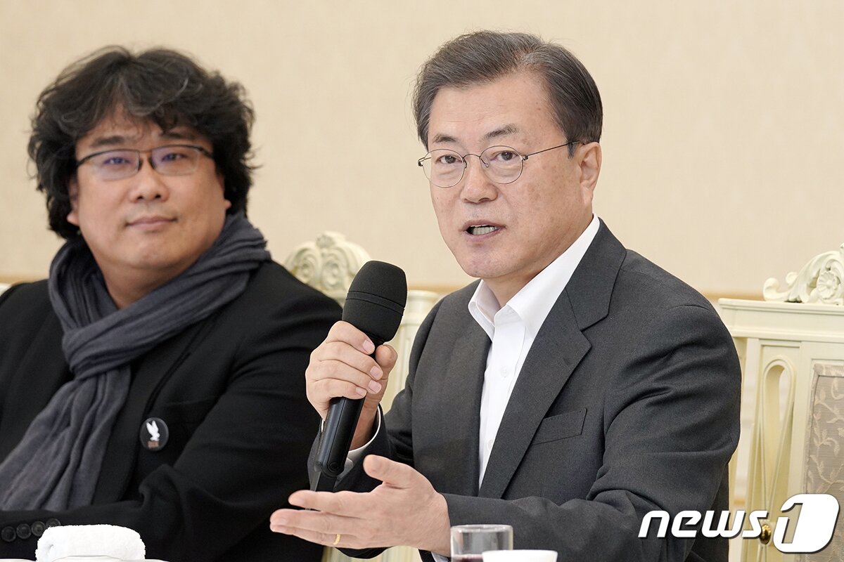 본문 이미지 - 문재인 대통령이 지난 2월20일 청와대 본관에서 아카데미에서 최우수작품상 등 4관왕을 차지한 영화 ‘기생충' 봉준호 감독을 비롯한 제작진 및 출연진을 격려하고 있다. (청와대 제공) 2020.2.20/뉴스1