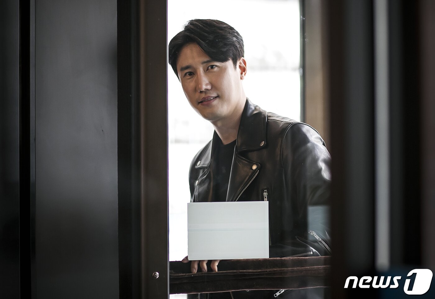 본문 이미지 - 트로트가수 신성이 20일 오전 서울 종로구 뉴스1 본사에서 인터뷰를 앞두고 포즈를 취하고 있다. 2020.2.20/뉴스1 ⓒ News1 이동해 기자