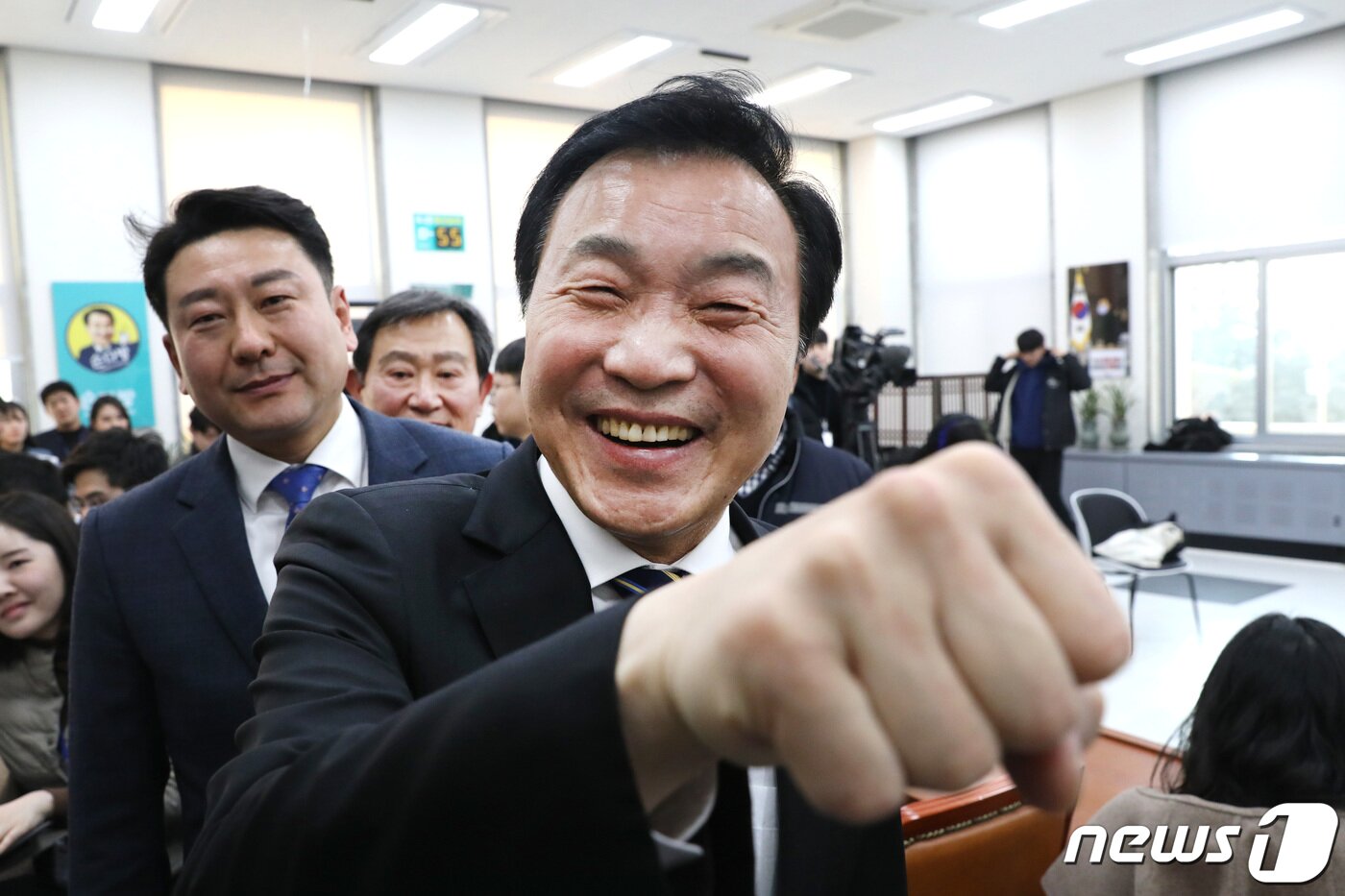 본문 이미지 - 손학규 바른미래당 대표가 20일 오후 서울 여의도 국회에서 바른미래당·대안신당·민주평화당 3당 합당 기자회견을 마치고 나서고 있다. 이날 손 대표는 "저와 바른미래당은 2월 24일 자로 대안신당, 민주평화당과 합당하기로 결정했다＂고 밝히며 ＂24일부로 당 대표를 사임하고 평당원으로 백의종군하겠다＂고 선언했다. 2020.2.20/뉴스1 ⓒ News1 임세영 기자