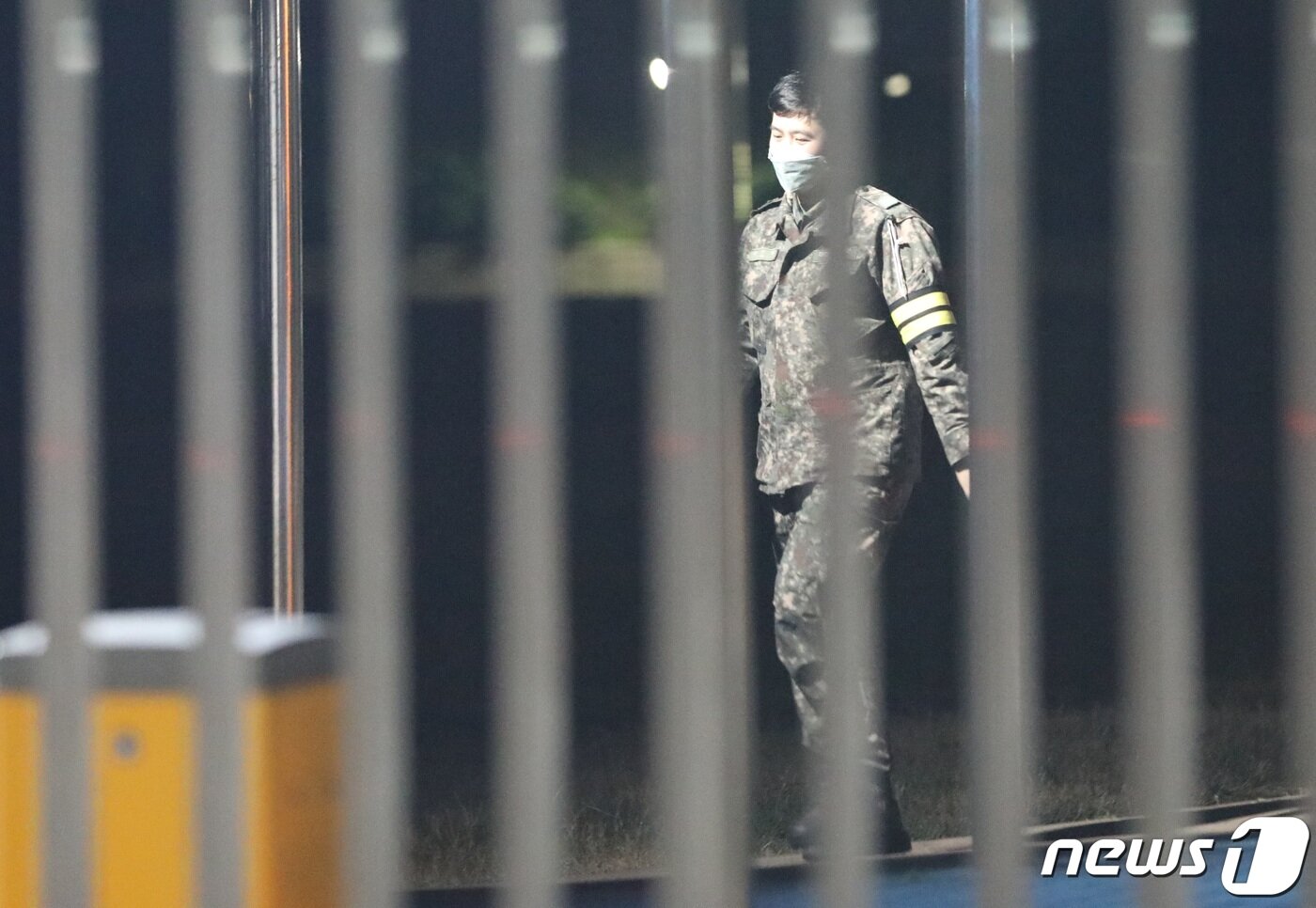 본문 이미지 - 제주에서 처음으로 코로나19 확진자가 발생한 해군부대에서 한 군인이 걷고 있다. .2020.2.20/뉴스1 ⓒ News1 고동명 기자