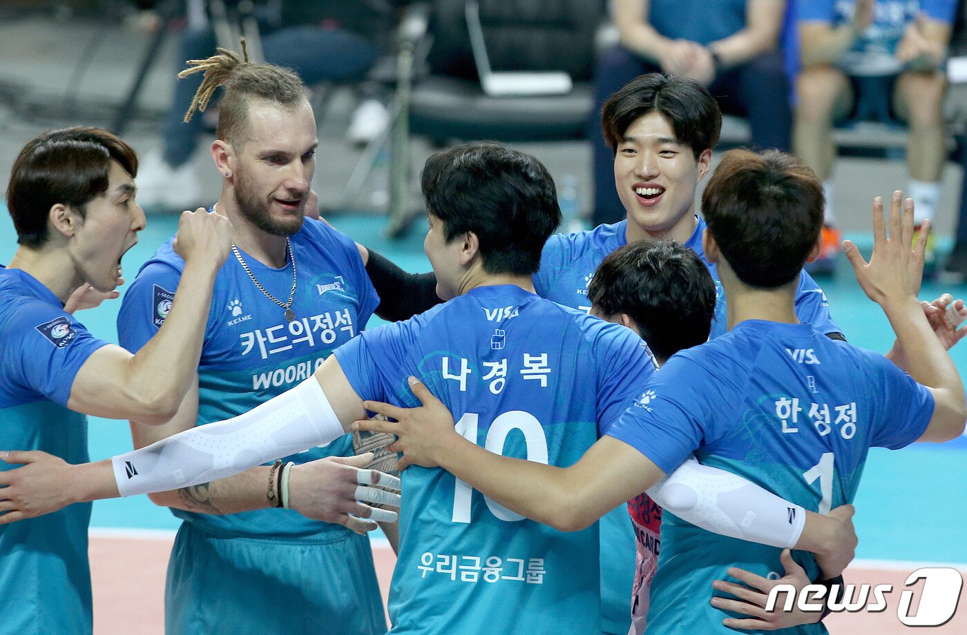본문 이미지 - 20일 오후 서울 장충체육관에서 열린 도드람 2019-2020 V-리그 남자부 우리카드와 KB손해보험경기에서 우리카드 선수들이 득점에 기쁨을 나누고 있다.&#40;우리카드 배구단 제공&#41;2020.2.20/뉴스1