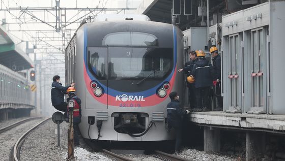 의왕역 열차 고장 무정차 통과…30여 분 만에 통행 재개(종합)