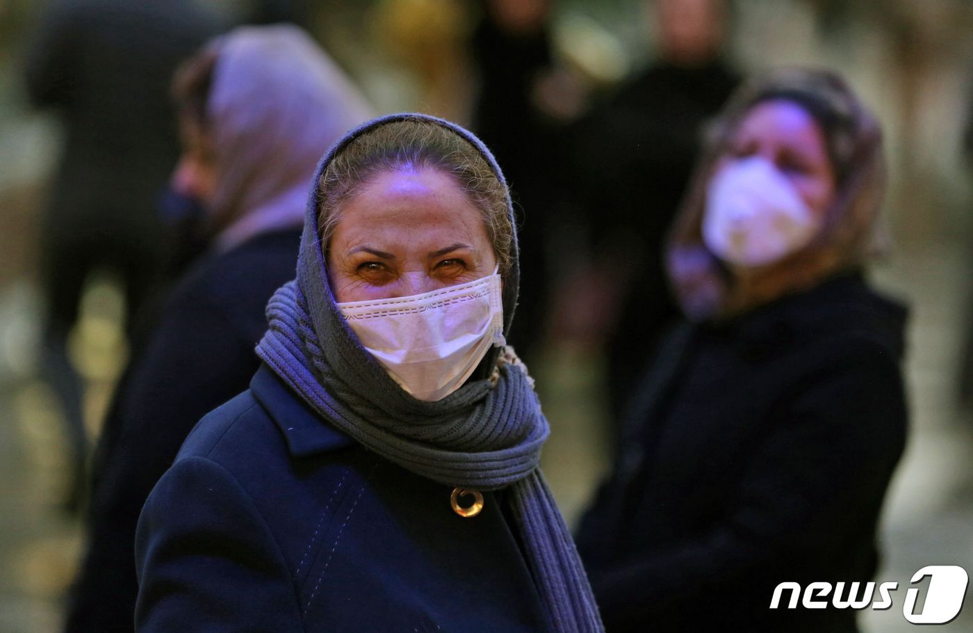 20일&#40;현지시간&#41; 이란 테헤란에서 마스크를 쓴 이란인. ⓒ AFP=뉴스1