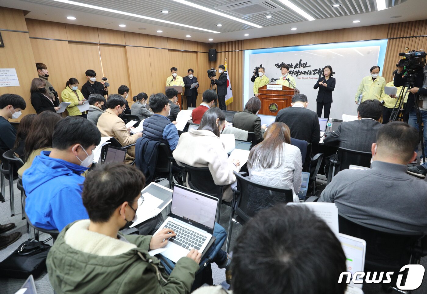 본문 이미지 - 권영진 대구시장이 지난해 2월21일 오전 대구시청 브리핑룸에서 신종 코로나바이러스 감염증(코로나19) 관련 브리핑을 하고 있다. 2020.2.21/뉴스1 ⓒ News1 신웅수 기자
