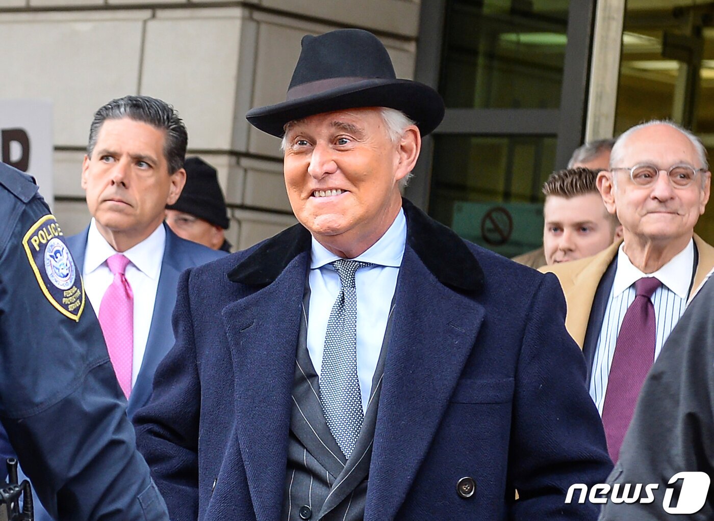 본문 이미지 - 도널드 트럼프 미국 대통령의 최측근 로저 스톤이 '러시아 스캔들' 관련 징역 3년4개월을 선고받고 법원을 나서고 있다. ⓒ 로이터=뉴스1  