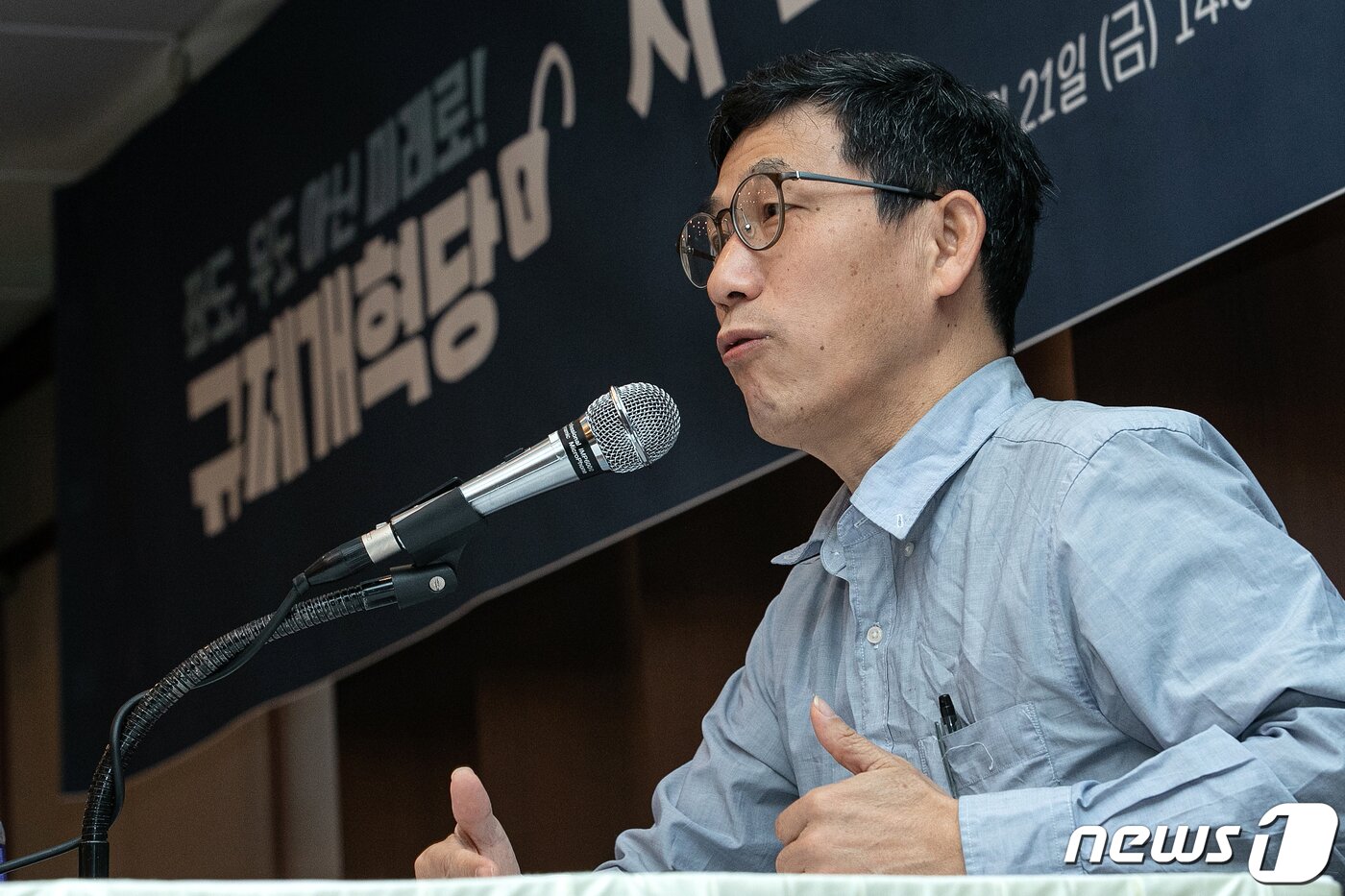 본문 이미지 - 진중권 전 동양대 교수는 지난 30일 페이스북에 올린 글에서 “이재명 지사는 (30일 오전 올린 글에서) 한명숙 전 총리가 검찰이 없는 죄를 뒤집어 씌워 억울하게 유죄판결을 받은 것이 자신의 처지와 똑같다고 했지만, 도지사님이 잘못 아셨다. 이 지사의 정치생명을 끊으려고 한 것은 검찰이 아니라 문빠들이었다”고 주장했다./뉴스1 ⓒ News1 이승배 기자