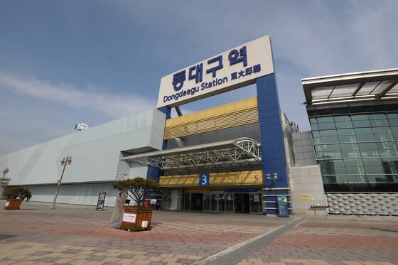 본문 이미지 - 대구·경북에서 신종 코로나바이러스 감염증(코로나19) 확산이 계속되는 가운데 21일 대구 동구 동대구역 앞 광장이 한산한 모습이다. ⓒ News1 공정식 기자