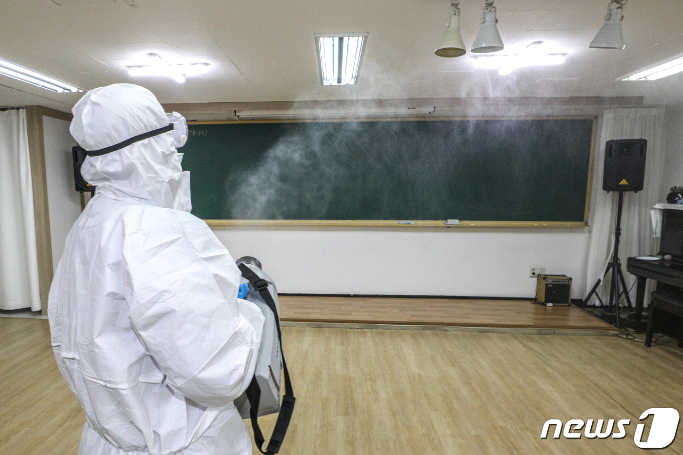 (서울=뉴스1) 성동훈 기자 = 21일 오후 신종 코로나바이러스 감염증(코로나19) 첫 확진자가 발생한 서울 서초구에서 방역 관계자들이 관내의 한 신천지 '서울센터'가 입주해 있는 …