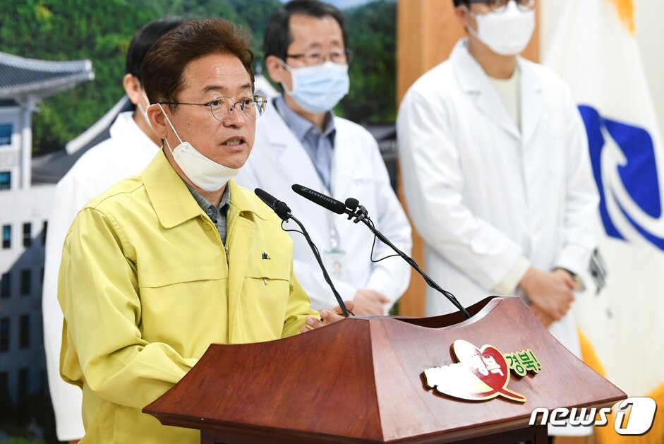 본문 이미지 - 지난 21일 '코로나 19 대남병원 확진자 관련 브리핑을 하고 있는 이철우 경북지사. 이 지사는 '보이지 않는다'는 유시민 이사장 발언에 대해 "(노출을 위해) 방송에 가 있는 것은 정치하는 것이다"며 도민을 위해 현장에서 열심히 뛰고 있다고 반박했다 . (경북도제공) ⓒ 뉴스1
