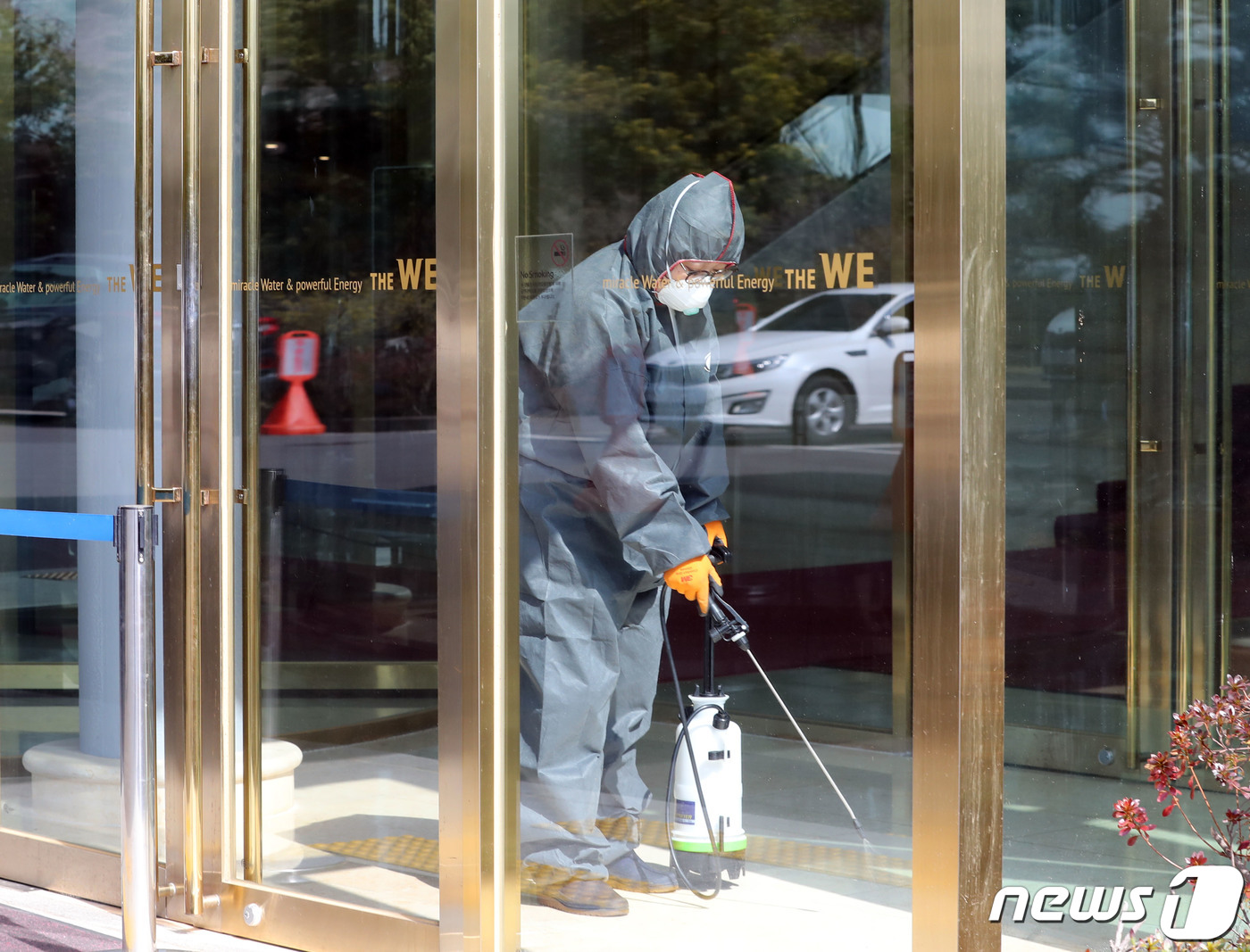 (서귀포=뉴스1) 오현지 기자 = 22일 오후 신종 코로나바이러스 감염증(코로나19) 1차 간이 검사에서 양성판정을 받은 A씨(22)가 근무하던 제주 서귀포시 한 호텔에서 방역작업 …