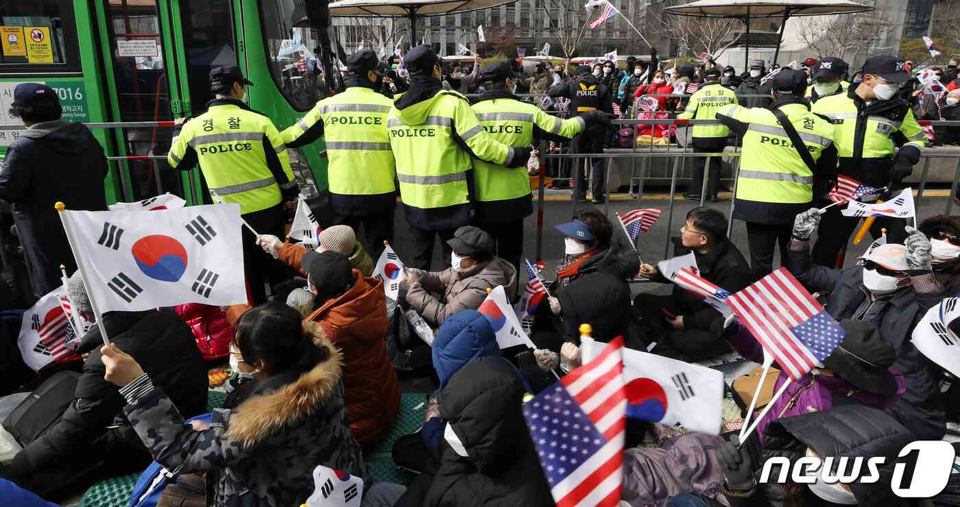 22일 서울 광화문 교보빌딩 앞에서 열린 문재인하야범국민투쟁본부(범투본) 주최 대한민국 바로 세우기 국민대회에서 경찰들이 펜스를 치고 있다. 2020.2.22/뉴스1 © News1 이동해 기자