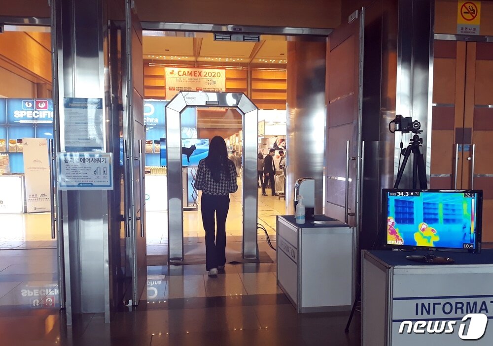 본문 이미지 - 22일 카멕스2020에서는 방역용 에어샤워 소독기를 설치했다. ⓒ 뉴스1 최서윤 기자