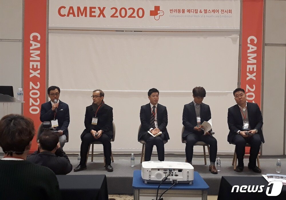본문 이미지 - 22일 코엑스에서는 카멕스2020이 열렸다. 왼쪽부터 김현욱 한국수의임상포럼 회장, 강환구 농림축산검역본부 과장, 이성기 한국조에티스 이사, 문재봉 더줌헬스케어 대표, 지엔티파마 이진환 박사. ⓒ 뉴스1 최서윤 기자