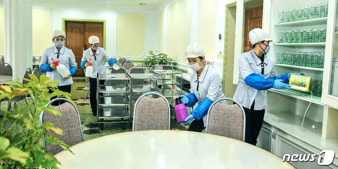 본문 이미지 - (평양 노동신문=뉴스1) = 마스크를 착용하고 옥류관 모란각을 소독 중인 북한 근로자들. [국내에서만 사용가능. 재배포 금지. DB 금지. For Use Only in the Republic of Korea. Redistribution Prohibited] rodongphoto@news1.kr