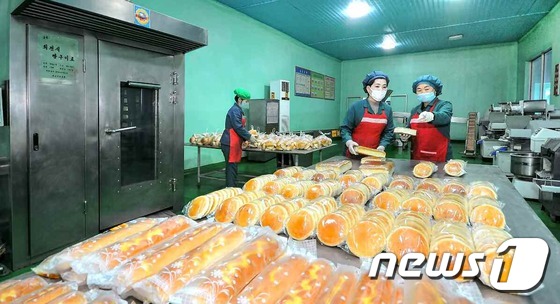 마스크 쓰고 일하는 북한 선교식료공장 근로자들