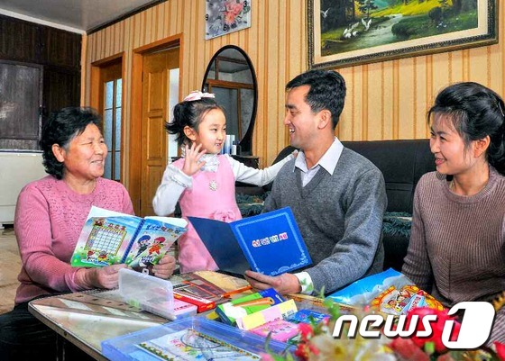 광명성절 맞아 학용품 받은 북한 어린이