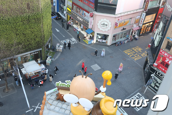 신종 코로나바이러스 감염증(코로나19) 확진자가 급증하고 있는 가운데 23일 서울 중구 명동거리가 한산한 모습을 보이고 있다. 2020.2.23/뉴스1 © News1 황기선 기자