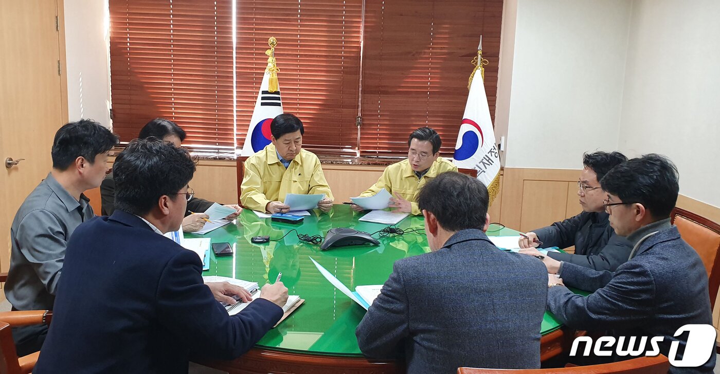 본문 이미지 - 코로나19 당시였던 2020년 2월 김용범 당시 기획재정부 1차관과 구윤철 2차관이 서울 세종로 정부서울청사에서 코로나19관련 간부회의를 하고 있다. &#40;기획재정부 제공&#41; 2020.2.23/뉴스1