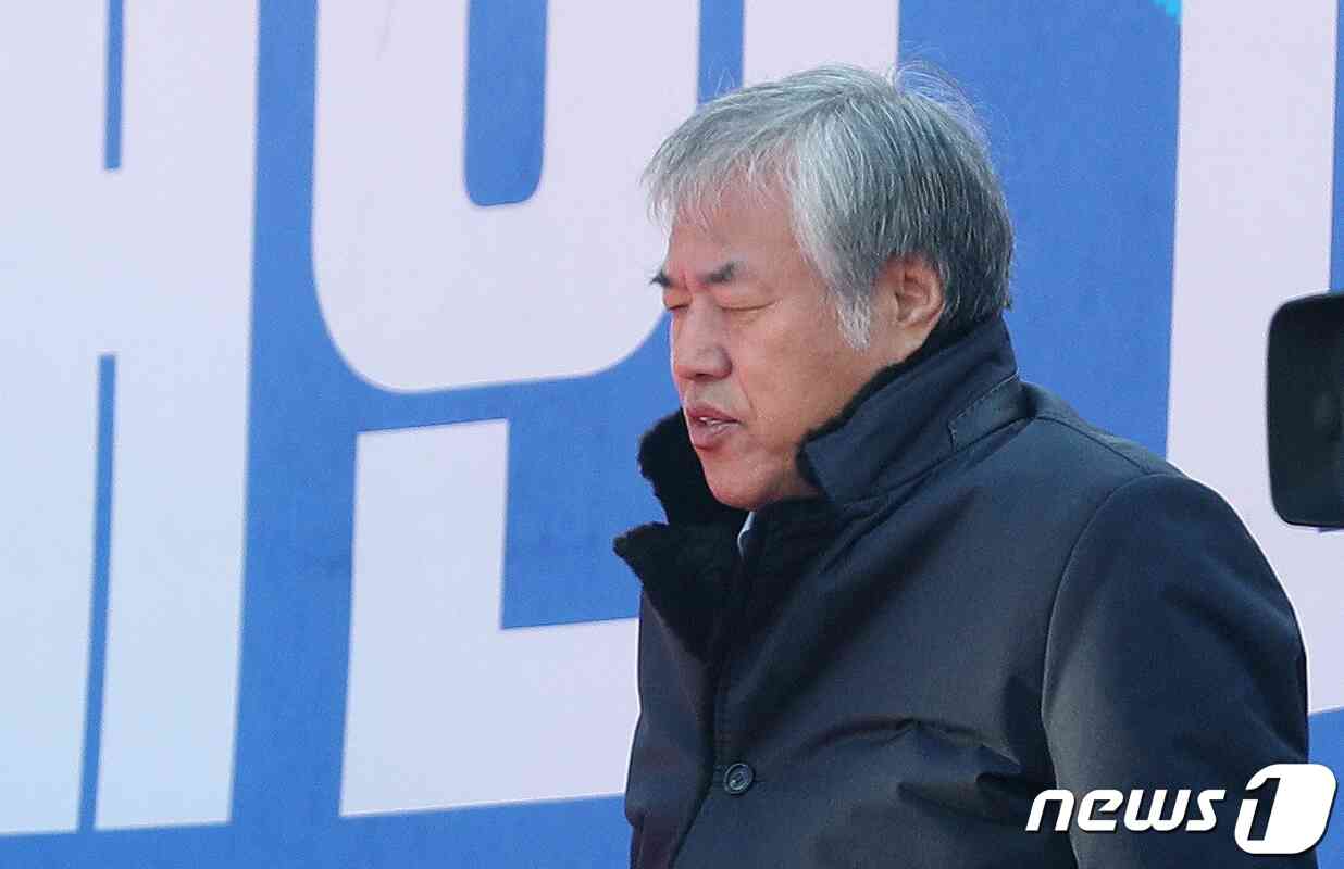 한국기독교총연합회 대표회장 전광훈 목사가 23일 오전 서울 광화문 교보빌딩 앞에서 열린 문재인하야범국민투쟁본부(범투본) 주최 대한민국 바로 세우기 국민대회에서 기도를 하고 있다. 2020.2.23/뉴스1 © News1 황기선 기자