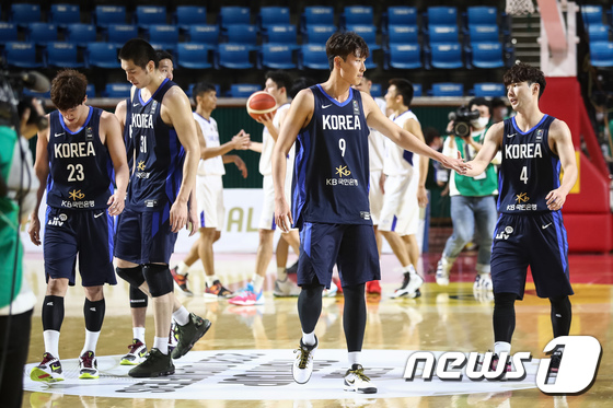 태국에 승리한 한국 남자 농구대표팀