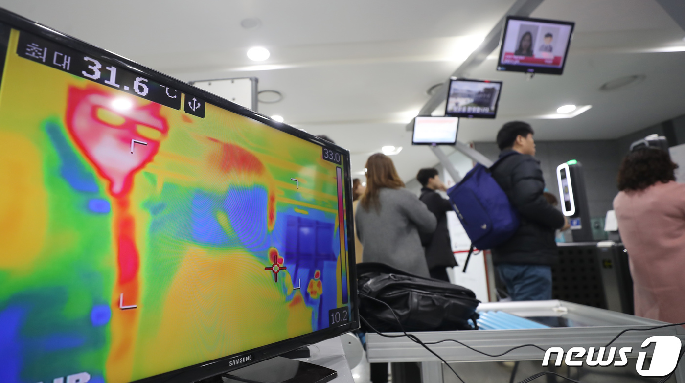 (세종=뉴스1) 장수영 기자 = 신종 코로나바이러스 감염증(코로나19) 확진자 급증으로 감염병 위기단계가 '심각'으로 격상된 뒤 첫 출근일인 24일 정부세종청사 출입구에 열화상카메 …