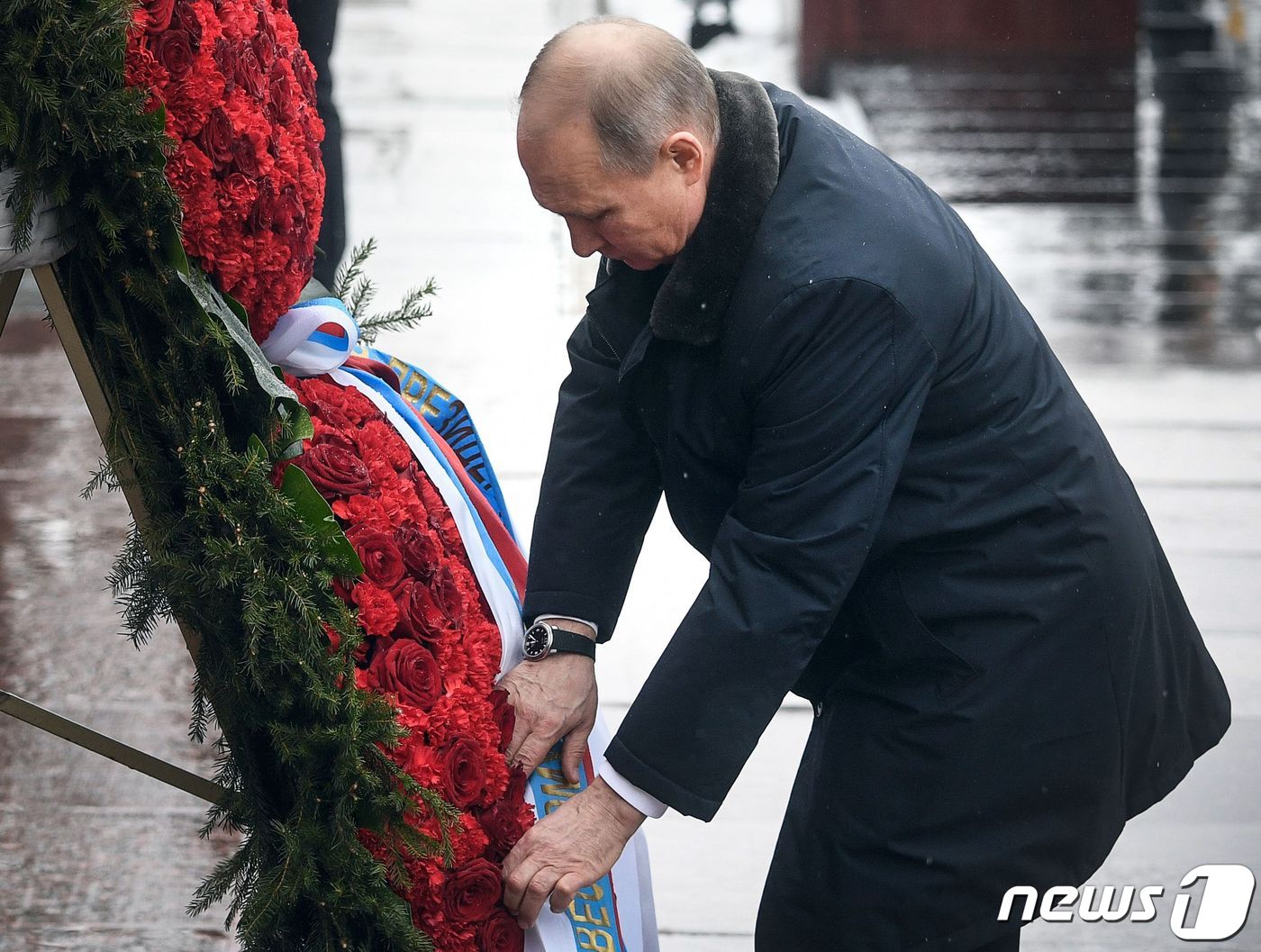 (모스크바 AFP=뉴스1) 우동명 기자 = 블라디미르 푸틴 러시아 대통령이 23일(현지시간) 모스크바 크렘린 밖에서 조국 영웅의 날을 맞아 무명용사의 묘에 헌화를 하고 있다.ⓒ A …