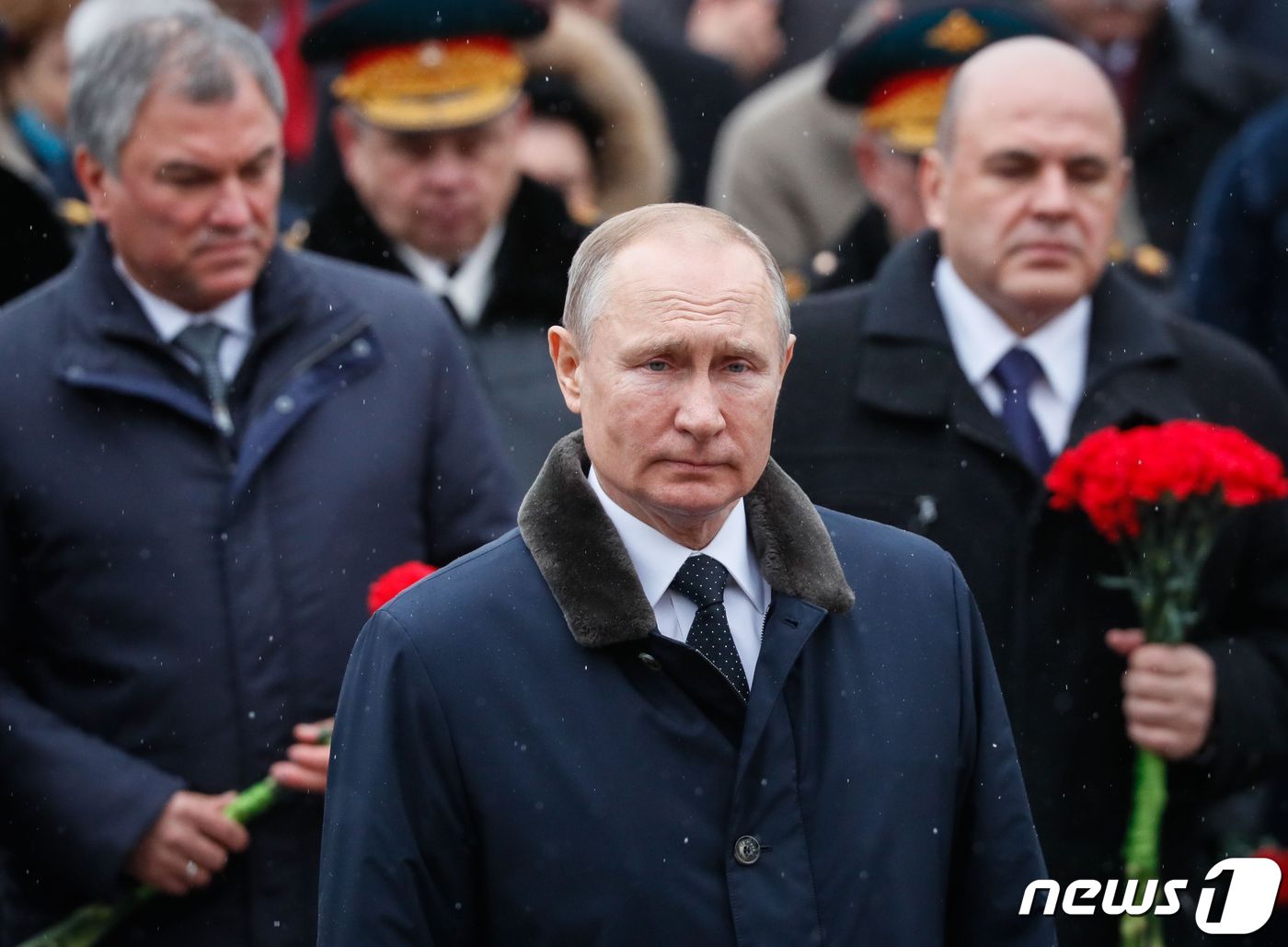 (모스크바 AFP=뉴스1) 우동명 기자 = 블라디미르 푸틴 러시아 대통령이 23일(현지시간) 모스크바 크렘린 밖에서 조국 영웅의 날을 맞아 무명용사의 묘 헌화식에 참석을 하고 있다 …