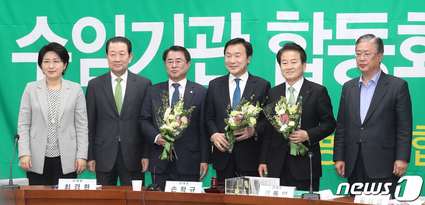 본문 이미지 - 손학규 바른미래당 대표, 최경환 대안신당 대표 등이 24일 오전 서울 여의도 국회에서 열린 바른미래당·대안신당·민주평화당 3당 수임기관 합동회의에서 기념촬영을 하고 있다. 왼쪽부터 박주현 민주평화당 통합추진위원장이, 박주선 바른미래당 대통합추진위원장, 최경환 대안신당 대표, 손학규 바른미래당 대표, 정도영 민주평화당 대표, 유성엽 대안신당 통합추진위원장. 2020.2.24/뉴스1 ⓒ News1 임세영 기자