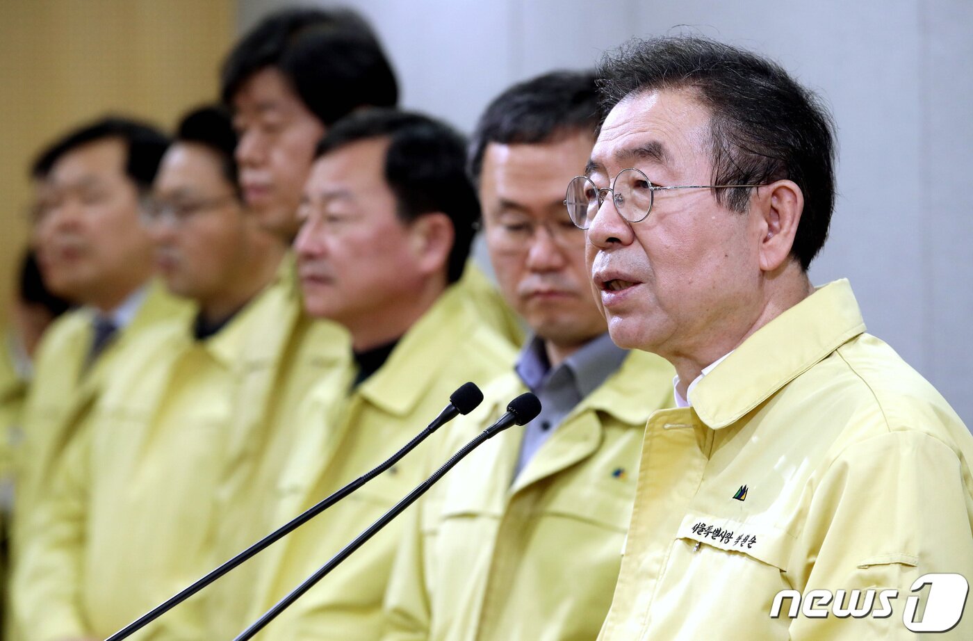 본문 이미지 - 박원순 서울시장이 24일 오전 서울 중구 서울시청에서 신종 코로나바이러스 감염증(코로나19) 위기경보 '심각'단계 격상에 따른 서울시 선제적 대응방안을 발표하고 있다. 2020.2.24/뉴스1 ⓒ News1 박정호 기자