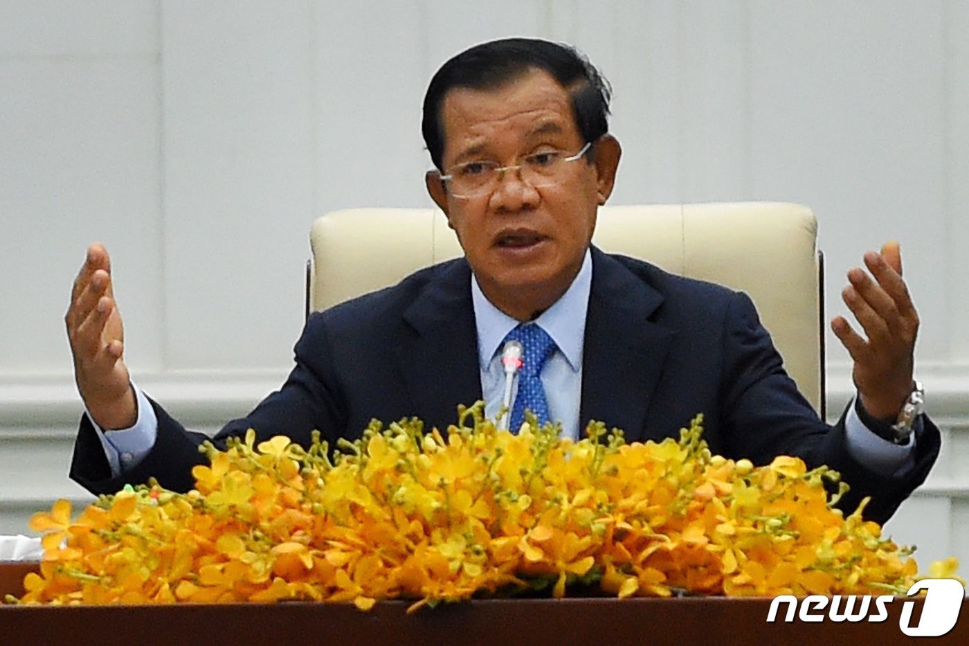 본문 이미지 - 훈센 캄보디아 총리가 24일(현지시간) 프놈펜 평화궁에서 기자회견을 하고 있다. ⓒ AFP=뉴스1 ⓒ News1 우동명 기자