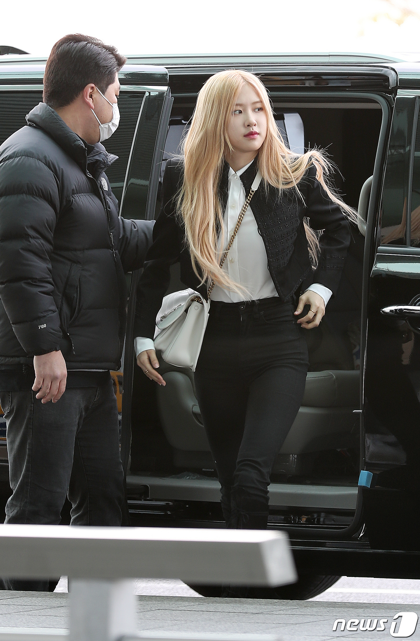 (인천공항=뉴스1) 김진환 기자 = 블랙핑크 로제가 패션쇼 참석 차 24일 오후 인천국제공항을 통해 프랑스 파리로 출국하고 있다. 2020.2.24/뉴스1