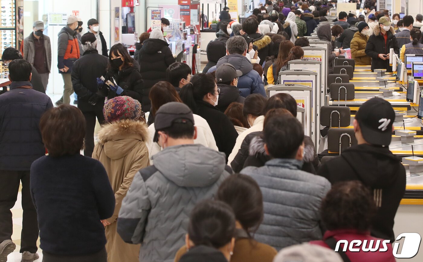 본문 이미지 - 신종 코로나바이러스 감염증(코로나19) 확산으로 대구·경북지역에서 마스크 대란이 벌어지는 가운데 24일 오전 이마트 경산점에서 마스크를 구입하기 위해 많은 시민들이 줄지어 차례를 기다리고 있다. 이마트와 트레이더스는 코로나19로 인해 감염병 특별관리구역으로 지정된 대구·경북지역에 식약처 및 마스크 업체 '필트'와 협력을 통해 확보한 마스크(KF94) 221만개를 45% 가량 저렴한 가격(개당 820원·1인 30매 제한)에 판매한다. 2020.2.24/뉴스1 ⓒ News1 공정식 기자