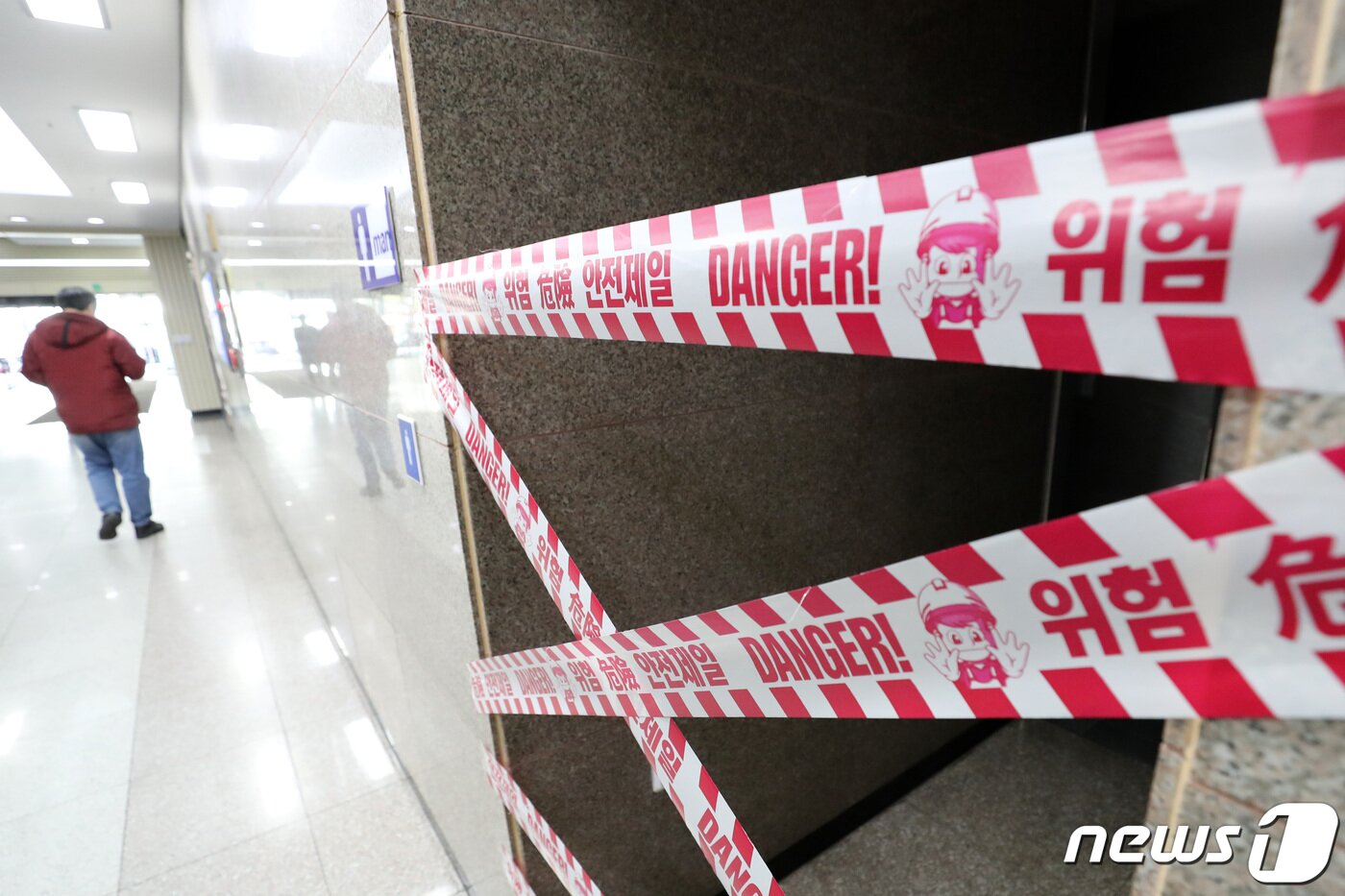 본문 이미지 - 25일 오후 경기도 성남시 중원구 소재 건물 화장실이 폐쇄되어 있다. 해당 건물 은행에서 근무한 직원은 지난 23일 신종 코로나바이러스 감염증(코로나19) 확진 판정을 받았으며 신한은행은 보건당국의 매뉴얼에 따라 해당 영업점에 즉시 긴급 방역을 실시하고 감염 우려가 있는 직원 및 관계자 19명을 14일 동안 자가격리 조치했다. 2020.2.24/뉴스1 ⓒ News1 조태형 기자