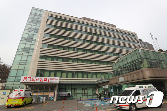 서울 보라매 병원 5 명 확진 … 의사 1 명, 간호사 1 명 포함